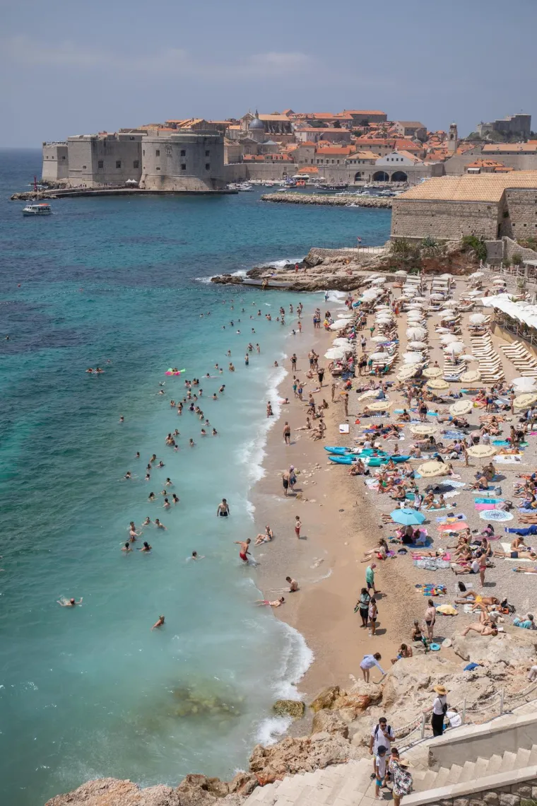 Ljeto se još nije ni zahuktalo, a na plažama su već gužve: Pogledajte, na ovoj jedva da ima mjesta za ručnike