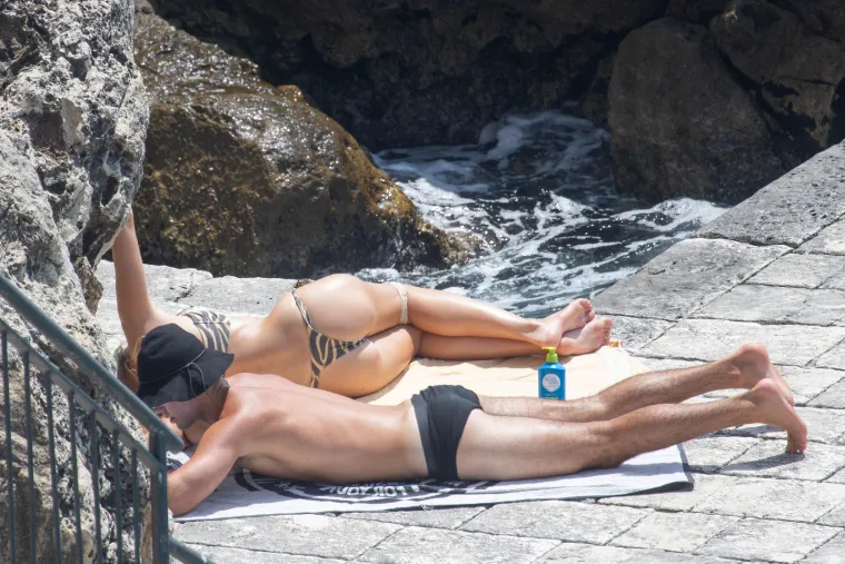 Ljeto se još nije ni zahuktalo, a na plažama su već gužve: Pogledajte, na ovoj jedva da ima mjesta za ručnike