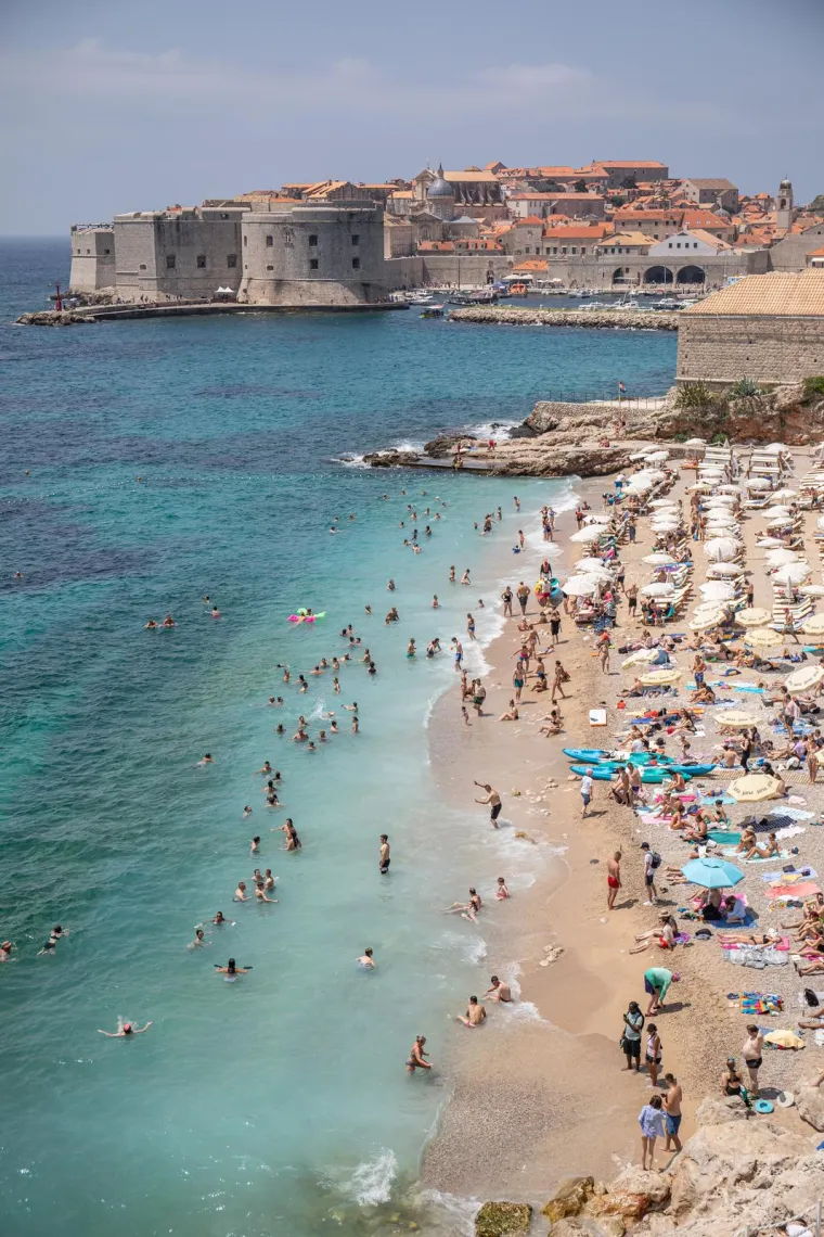 Ljeto se još nije ni zahuktalo, a na plažama su već gužve: Pogledajte, na ovoj jedva da ima mjesta za ručnike