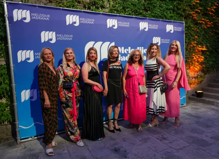 Joletova supruga šokirala pozamašnim dekolteom, Domenica se borila s haljinom, a Ana Gruica pomela izborom kreacije