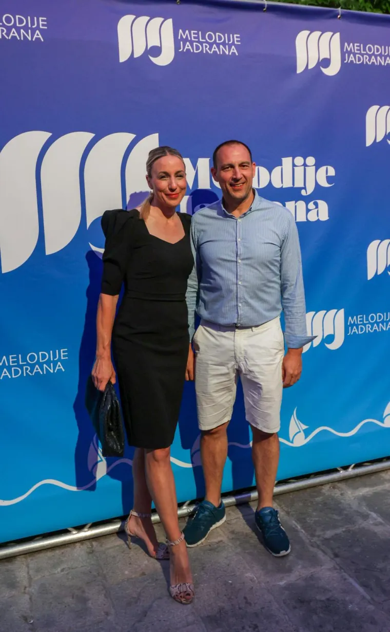 Joletova supruga šokirala pozamašnim dekolteom, Domenica se borila s haljinom, a Ana Gruica pomela izborom kreacije