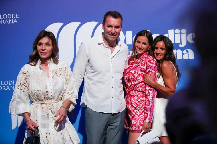 Joletova supruga &scaron;okirala pozama&scaron;nim dekolteom, Domenica se borila s haljinom, a Ana Gruica pomela izborom kreacije