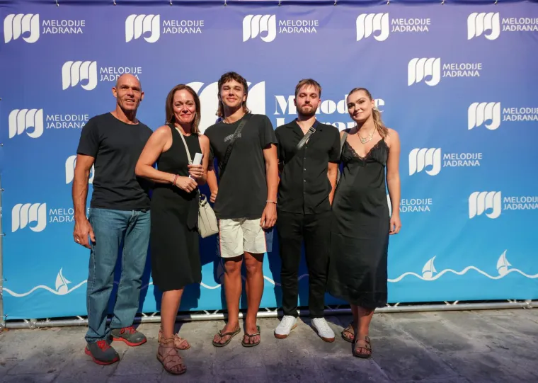 Joletova supruga &scaron;okirala pozama&scaron;nim dekolteom, Domenica se borila s haljinom, a Ana Gruica pomela izborom kreacije