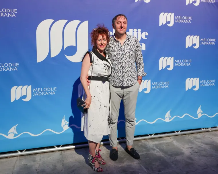 Joletova supruga &scaron;okirala pozama&scaron;nim dekolteom, Domenica se borila s haljinom, a Ana Gruica pomela izborom kreacije