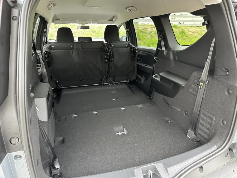 Kada se izvade sva sjedala, zapremnina prtljažnika iznosi 1819 litara