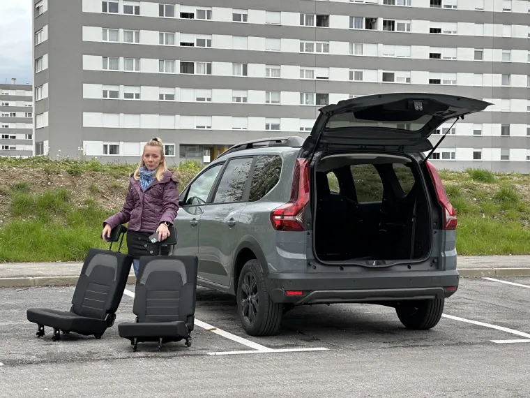 Sjedala se mogu lako izvaditi iz auta, a svako teži 10 kilograma