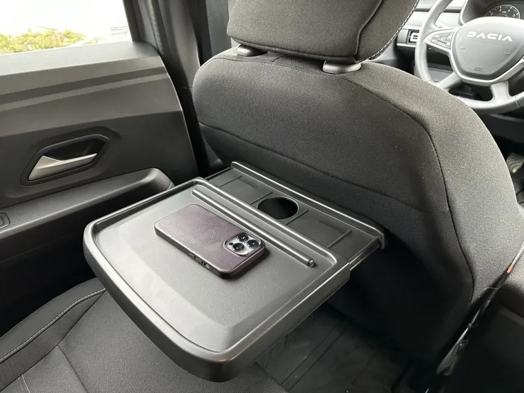 Iza suvozačevog i vozačevog sjedala nalaze se sklopivi &apos;stolići&apos; 