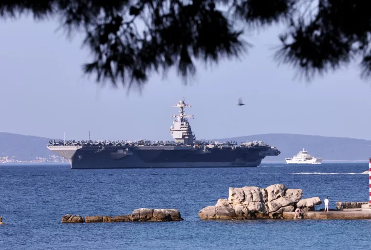 Može nositi 75 zrakoplova, 'dom' je za oko 5 tisuća mornara. Američki nosač stigao u Split