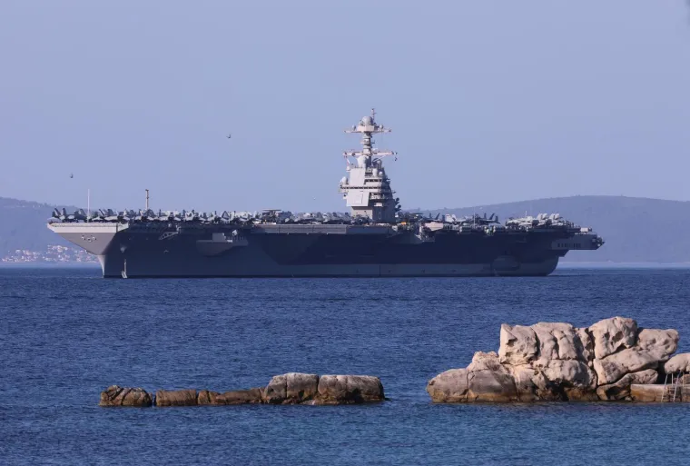 Može nositi 75 zrakoplova, 'dom' je za oko 5 tisuća mornara. Američki nosač stigao u Split