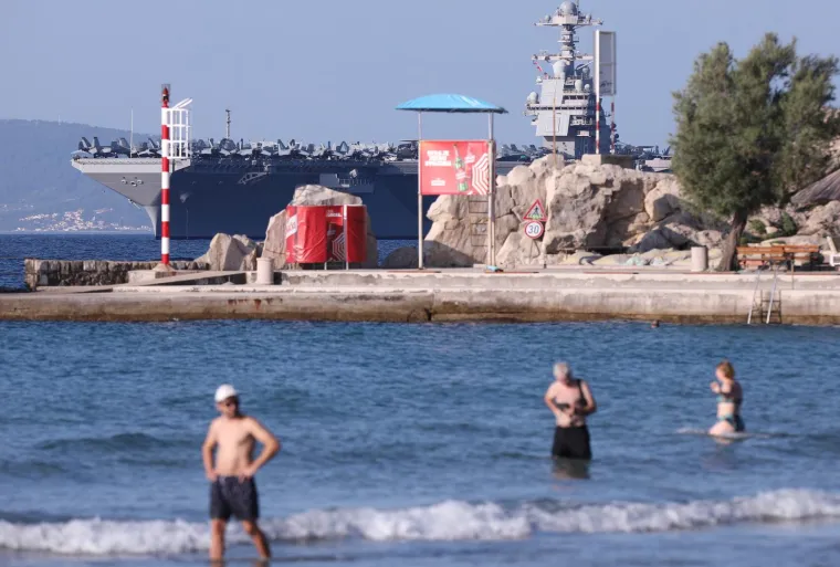 Može nositi 75 zrakoplova, 'dom' je za oko 5 tisuća mornara. Američki nosač stigao u Split