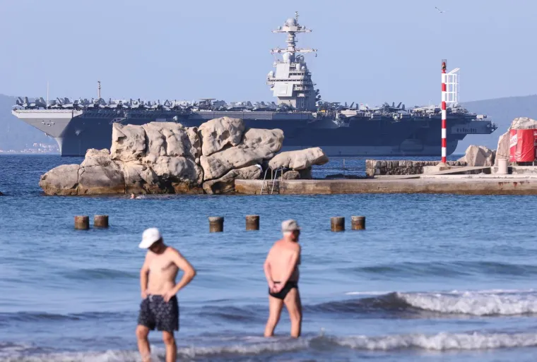 Može nositi 75 zrakoplova, 'dom' je za oko 5 tisuća mornara. Američki nosač stigao u Split