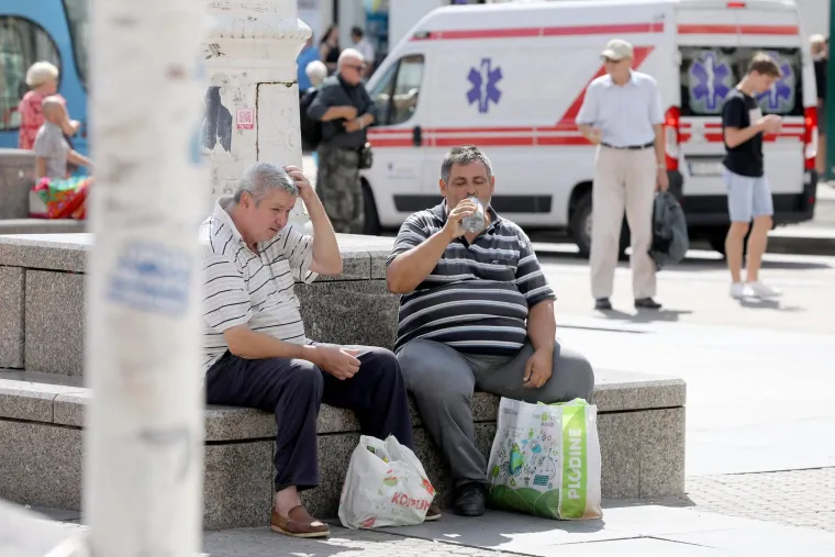 &ldquo;Na&scaron; bi savjet bio da osiguramo da ljudi provjeravaju svakoga tko je stariji, ima zdravstvene probleme ili je slab. Poku&scaron;ajte se držati podalje od vrućine &scaron;to je vi&scaron;e moguće i održavajte hidrataciju tako &scaron;to ćete piti puno bezalkoholnih tekućina", dodao je.