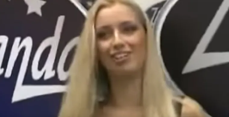 Prva korekcija koju je Tea imala je korekcija grudi, koju nije krila od medija. Odmah nakon toga uslijedila je operacija nosa, koji danas izgleda ljepše nego prije. Ono što je drugačije svakako su i podočnjaci koje je Tea također korigirala. 