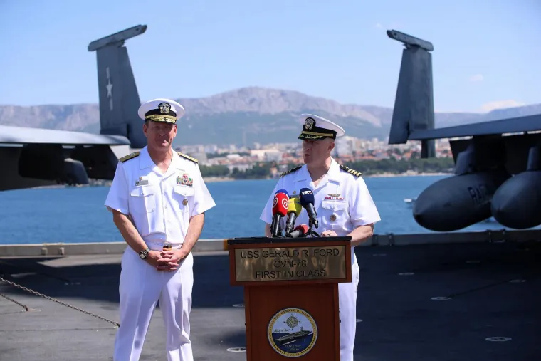 &quot;Naša nazočnost ovdje upravo pokazuje našu odlučnost i predanost napretku prema miru i stabilnosti u regiji, rekao je admiral Erik J. Eslich&quot;, zapovjednik bojne skupine nosača aviona USS Gerald Ford.
