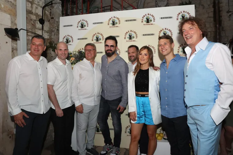 Huljić pokrenuo novi biznis: Gra&scaron;o zabavljao mlade dame, a Mia Dim&scaron;ić zbog haljine ostavila sve u sjeni, čak i Rozgu