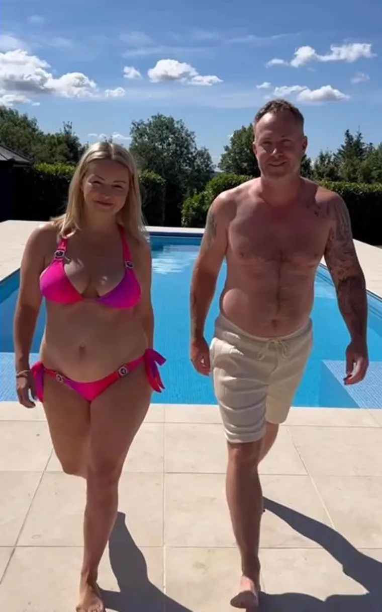 U srpnju prošle godine, par je podijelio fotografiju bez filtera. Ola je s 50 kg došla na 76 kg, a James sa 70 na 99 kg. 