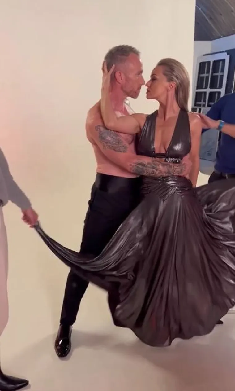 &quot;Salsa je jedan od najpopularnijih plesova i posebno smo se fokusirali na dijelove tijela. Tako da možete raditi na svojim nogama i stražnjici, a mi smo s tim pomiješali funkcionalnu vježbu i ritam. Sagorjeli smo hrpu kalorija radeći to.” 