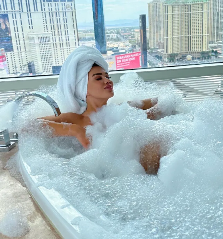 Stanija se izvalila u velikom jacuzziju s pogledom na Vegas, a onda je između mjehurića izronilo još nešto: 'I ja bih se okupao...'