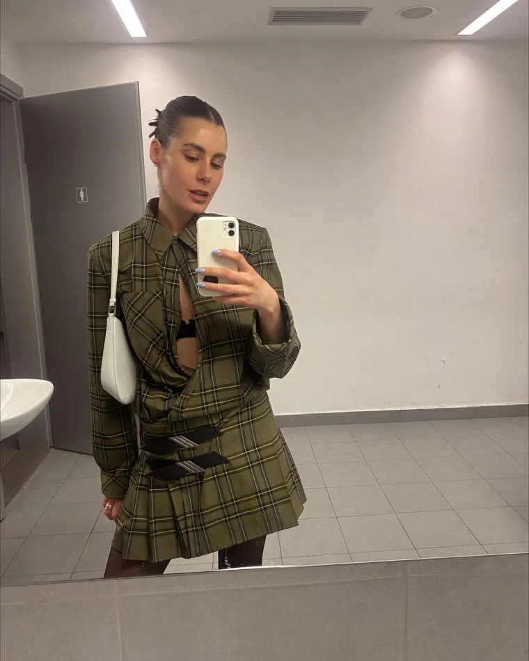 Nakon završene škole u Zagrebu uputila se u London. Njezin masters degree na Kingston Universityju u Londonu otvorio joj je vrata svijeta marketinga i brendinga. Trenutno živi u Zagrebu i radi u jednoj PR agenciji te uspješno balansira glazbenu karijeru i posao. U  siječnju ove godine objavila je debitantski album &quot;11&quot; i njime zauzela sigurnu poziciju na samom vrhu regionalne pop scene. 