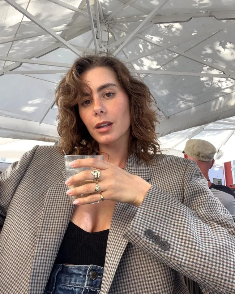 Naime, Nika je prekinula dugogodi&scaron;nju vezu s glazbenikom Matijom Cvekom, a posljednjih mjeseci spominje se da ima novu ljubav, 26-godi&scaron;njeg bubnjara Zorana Zarubicu iz poznatog benda Buč Kesidi. No, na &scaron;u&scaron;kanja o tome je jasno odgovorila Storyju: "Nisam zaljubljena, ne znam odakle ste to čuli." 