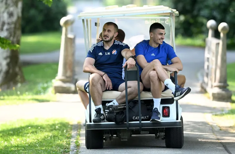 Odlično raspoloženje vlada na Dinamovim pripremama, a inače ozbiljni Bišćan nasmijan je od uha do uha: Zaigrali i treneri