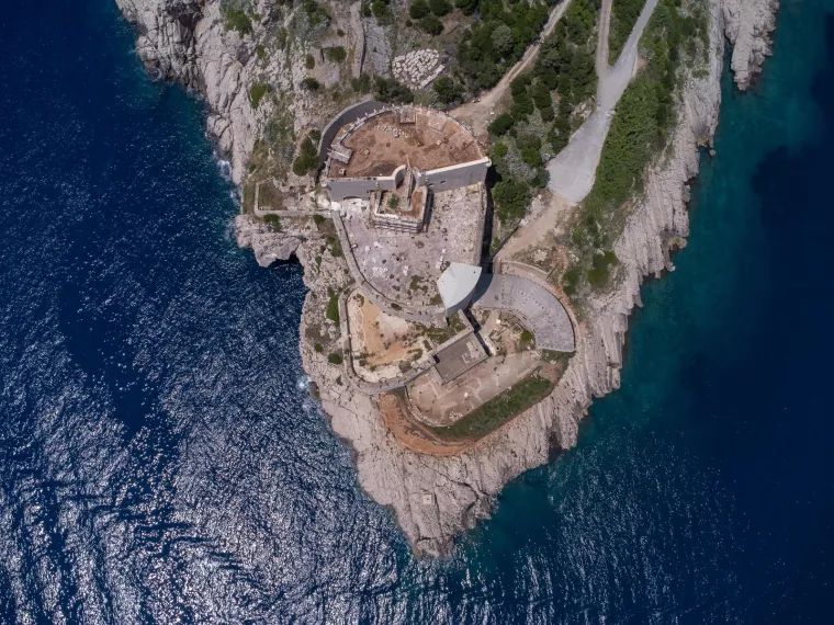 Čarobni pogledi iz zraka na najjužniju kopnenu točku Hrvatske! Znate li povijest ove utvrde?