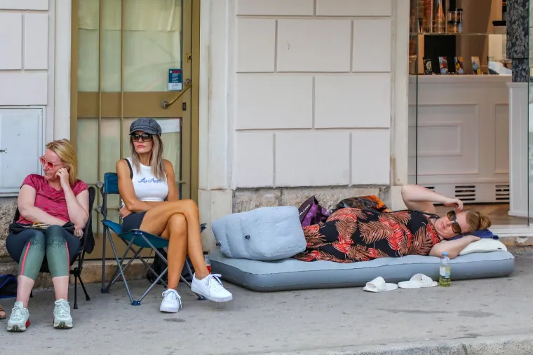 Robbie Williams u pulskoj Areni tek u 21:30, a već gužve pred ulazom. Leže na madracima, donijeli stolice...