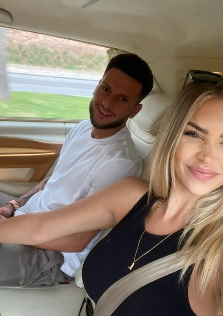 Sve su oči uperene u novog igrača Hajduka, odnosno u njegovu djevojku: Leži na parama i obučena je u krpice astronomskih cijena