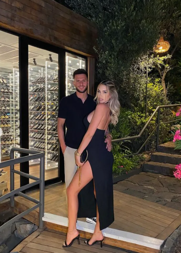 Sve su oči uperene u novog igrača Hajduka, odnosno u njegovu djevojku: Leži na parama i obučena je u krpice astronomskih cijena