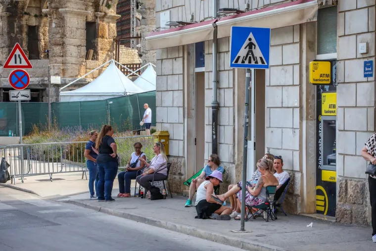 Ljudi kampiraju pred pulskom Arenom: Neki su donijeli madrace i stolice, a neki su tamo i prespavali