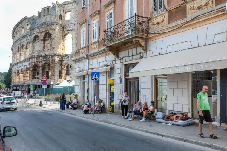 Ljudi kampiraju pred pulskom Arenom: Neki su donijeli madrace i stolice, a neki su tamo i prespavali