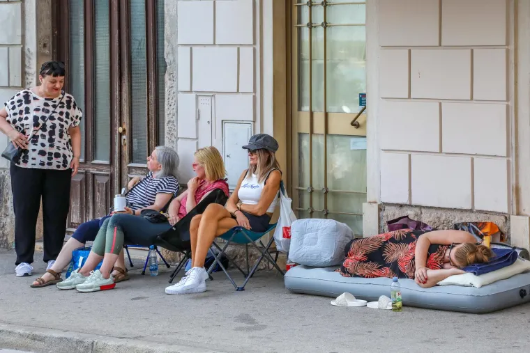 Ljudi kampiraju pred pulskom Arenom: Neki su donijeli madrace i stolice, a neki su tamo i prespavali