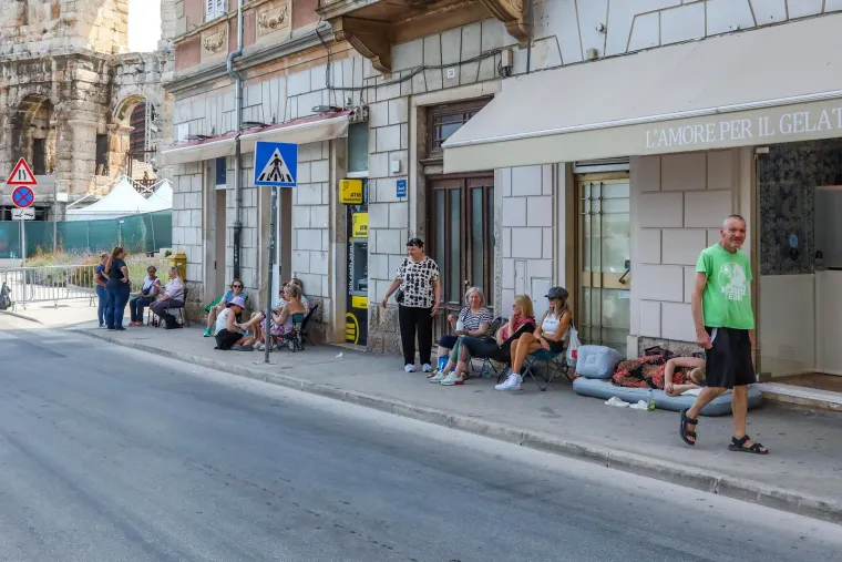 Ljudi kampiraju pred pulskom Arenom: Neki su donijeli madrace i stolice, a neki su tamo i prespavali