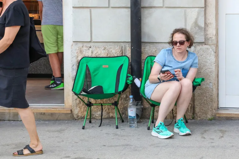 Ljudi kampiraju pred pulskom Arenom: Neki su donijeli madrace i stolice, a neki su tamo i prespavali