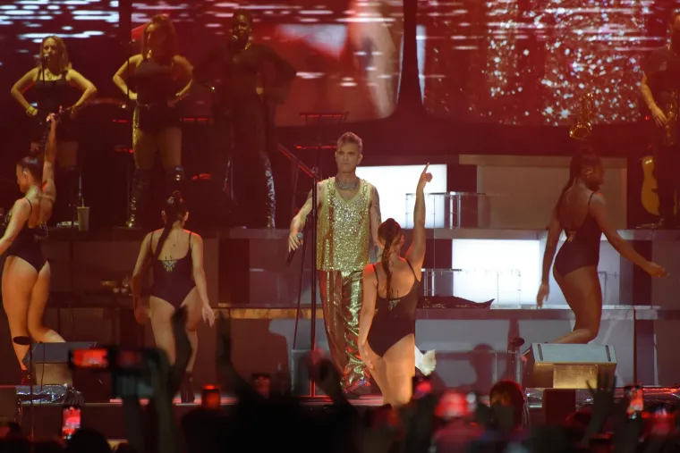 Robbie Williams napravio spektakl u pulskoj Areni koji čak ni kiša nije pokvarila: Među publikom je bio i poznati Hrvat