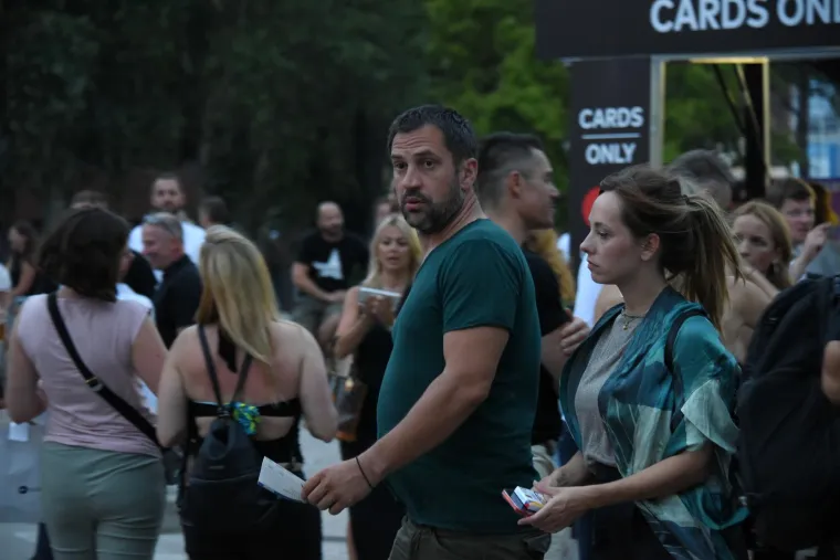 Robbie Williams napravio spektakl u pulskoj Areni koji čak ni kiša nije pokvarila: Među publikom je bio i poznati Hrvat