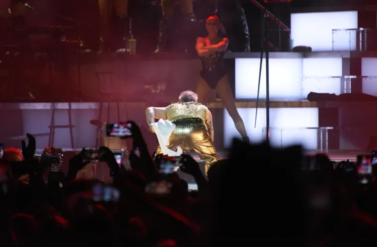 Robbie Williams napravio spektakl u pulskoj Areni koji čak ni kiša nije pokvarila: Među publikom je bio i poznati Hrvat
