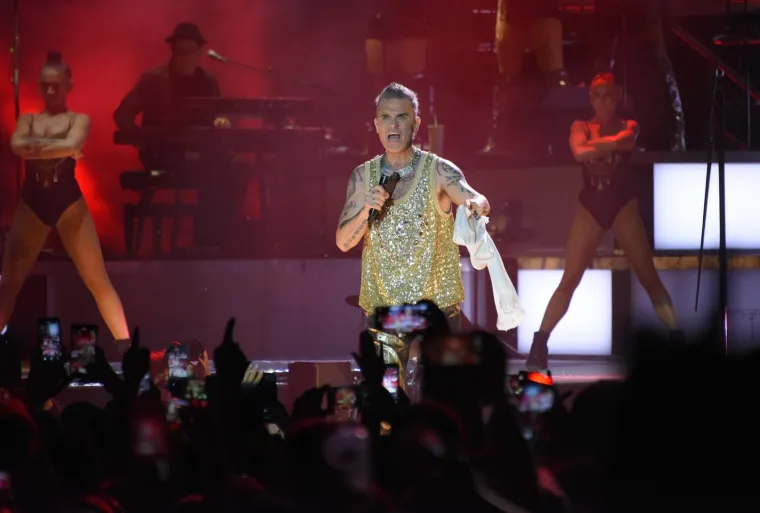 Robbie Williams napravio spektakl u pulskoj Areni koji čak ni kiša nije pokvarila: Među publikom je bio i poznati Hrvat