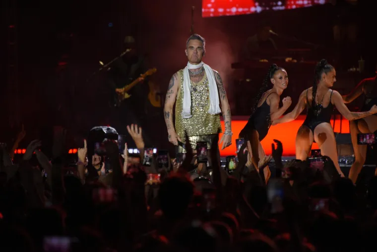Robbie Williams napravio spektakl u pulskoj Areni koji čak ni kiša nije pokvarila: Među publikom je bio i poznati Hrvat