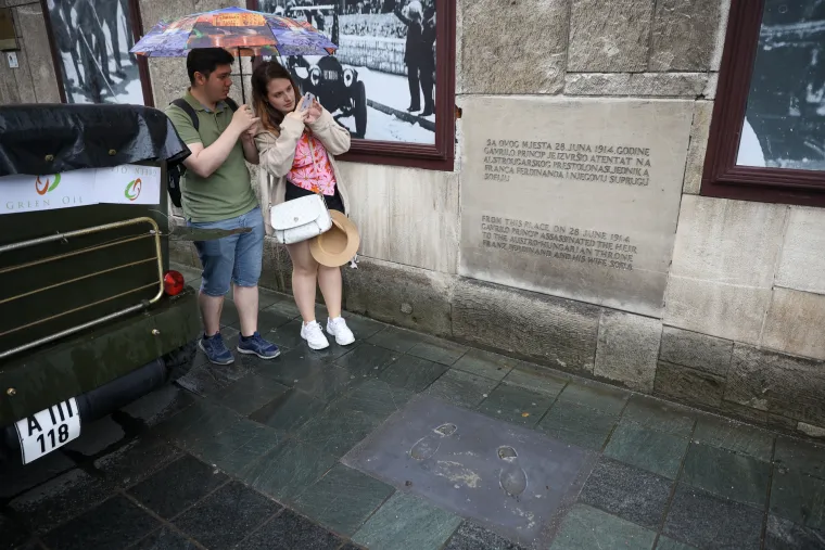 Otisci stopala Gavrila Principa i automobil Franje Ferdinanda. Sarajevo puno turista na obiljetnicu atentata