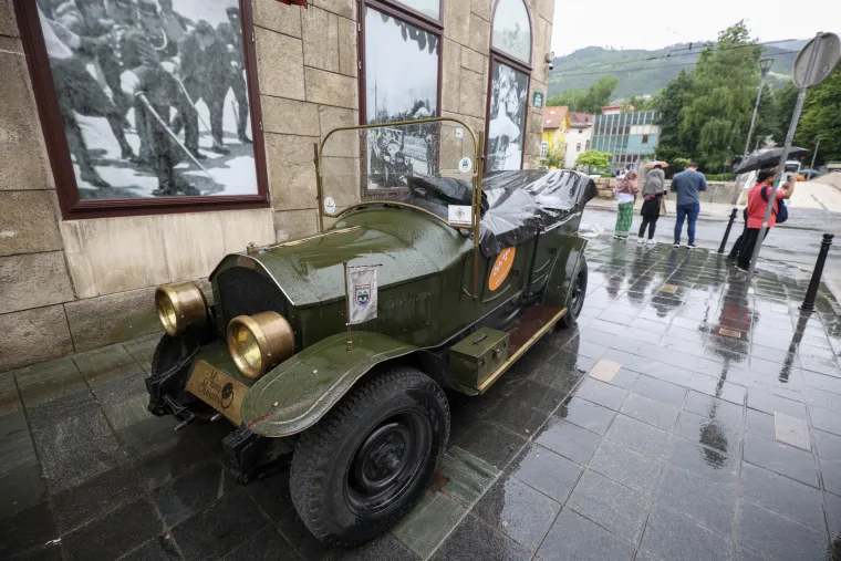 Otisci stopala Gavrila Principa i automobil Franje Ferdinanda. Sarajevo puno turista na obiljetnicu atentata