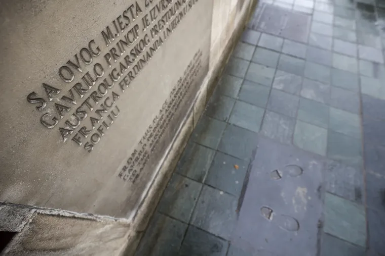 Otisci stopala Gavrila Principa i automobil Franje Ferdinanda. Sarajevo puno turista na obiljetnicu atentata