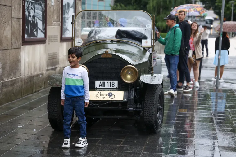 Otisci stopala Gavrila Principa i automobil Franje Ferdinanda. Sarajevo puno turista na obiljetnicu atentata