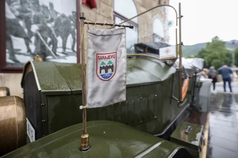 Otisci stopala Gavrila Principa i automobil Franje Ferdinanda. Sarajevo puno turista na obiljetnicu atentata