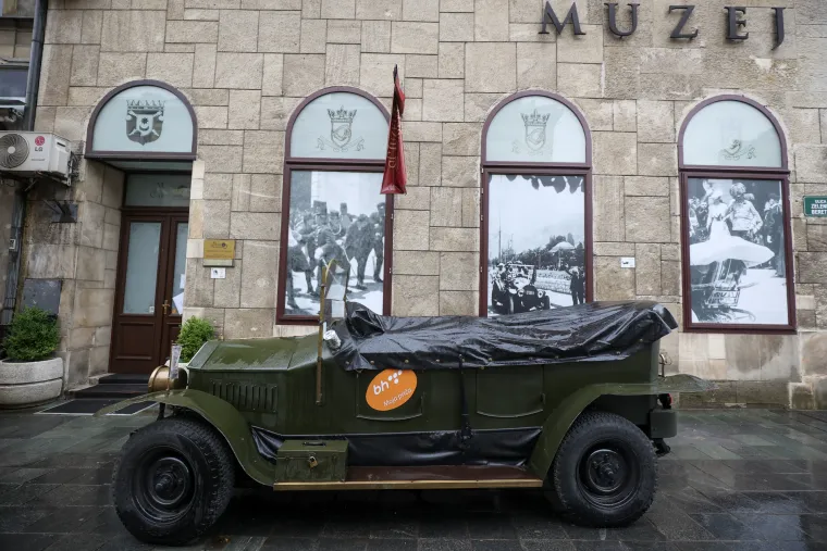 Otisci stopala Gavrila Principa i automobil Franje Ferdinanda. Sarajevo puno turista na obiljetnicu atentata
