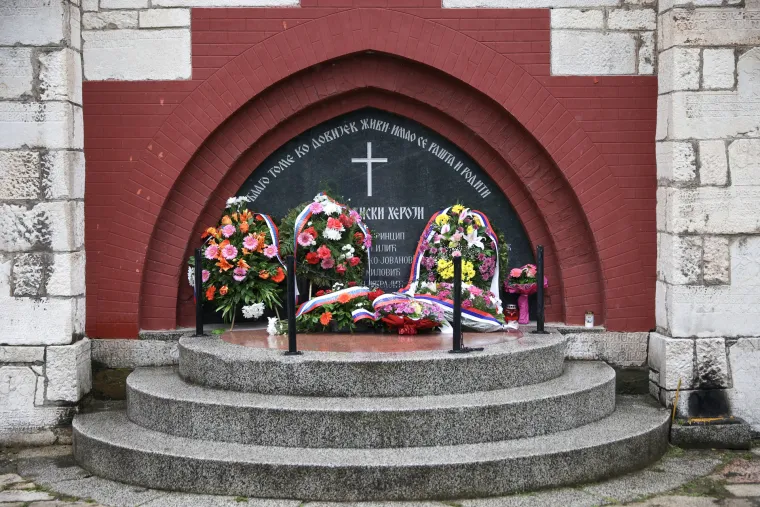 Otisci stopala Gavrila Principa i automobil Franje Ferdinanda. Sarajevo puno turista na obiljetnicu atentata