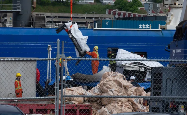 Izvučeni ostaci Titana s dna Atlantika. Pogledajte kako izgledaju dijelovi podmornice o kojoj je brujio cijeli svijet