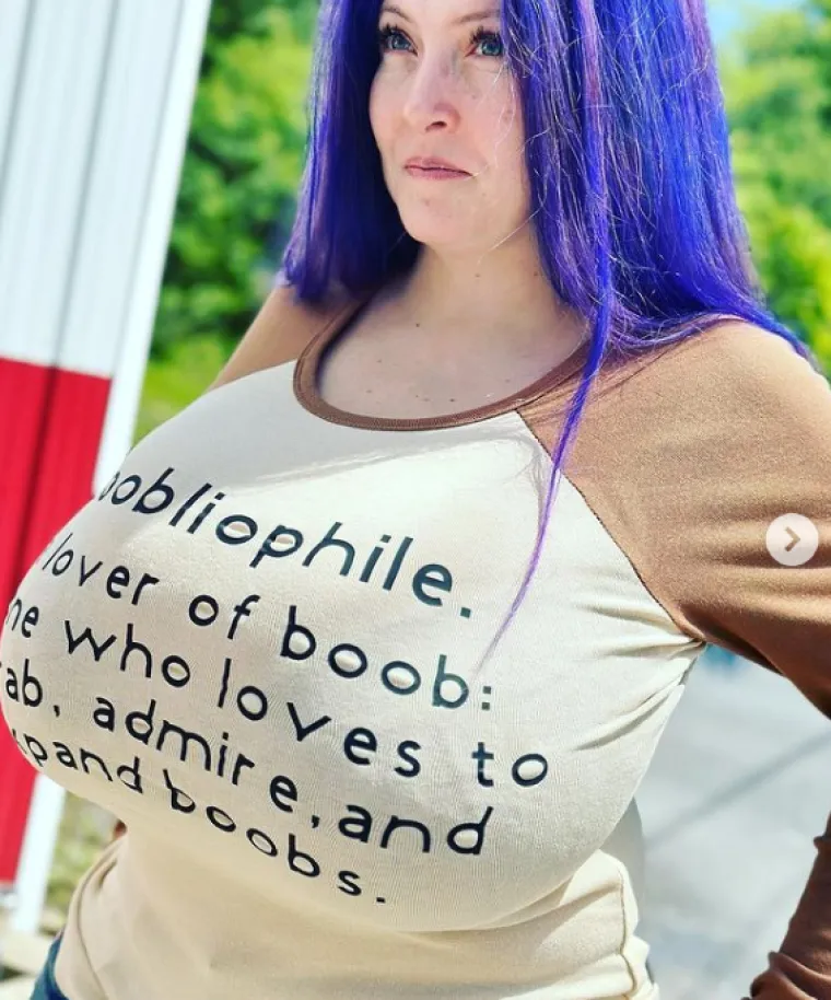 “To je bilo 100 posto jednostavno zato što sam se osjećala bespomoćno zbog svog izgleda i to mi je trebalo za mene. Malo po malo sam dodavala masno tkivo po strani na grudima&quot;.