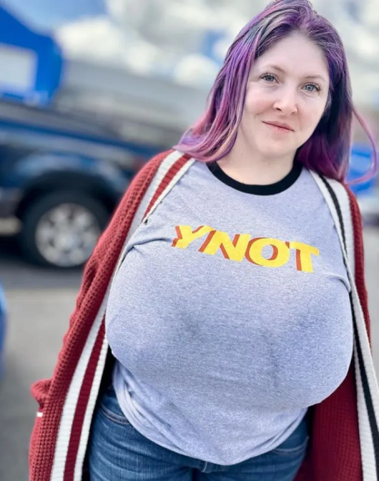 Ono kad želiš ukrotiti abnormalno masivne grudi: U njenom je slučaju svaki pokušaj unaprijed osuđen na propast