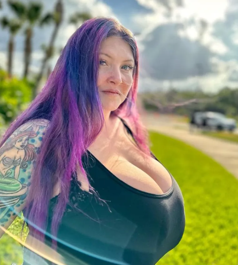 Ono kad želi&scaron; ukrotiti abnormalno masivne grudi: U njenom je slučaju svaki poku&scaron;aj unaprijed osuđen na propast